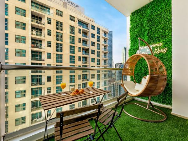 A la foto es mostra l'objecte Urban Dubai Marina Stay, Near Yacht Area & Beach Sleep 8 Pax situat a la ciutat de Dubai.