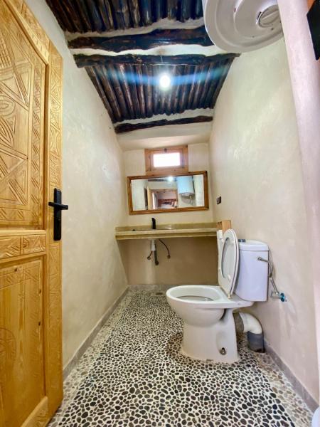 Foto 5: Rustic King Room with Shared Bathroom