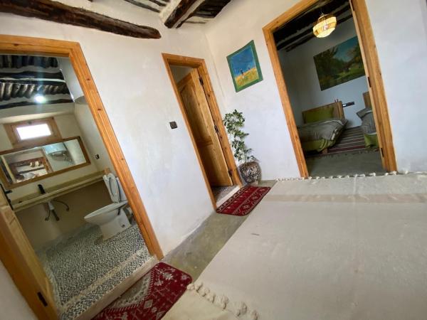 Foto 6: Rustic King Room with Shared Bathroom