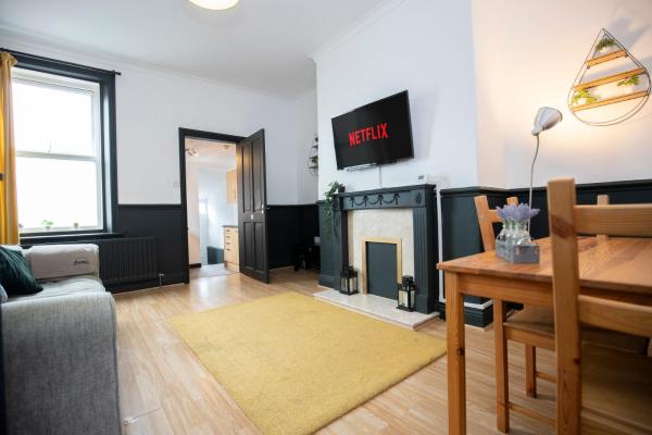 La photo montre l'objet Modern 3 Br Comfort On Faraday situé dans la ville de Low Team.