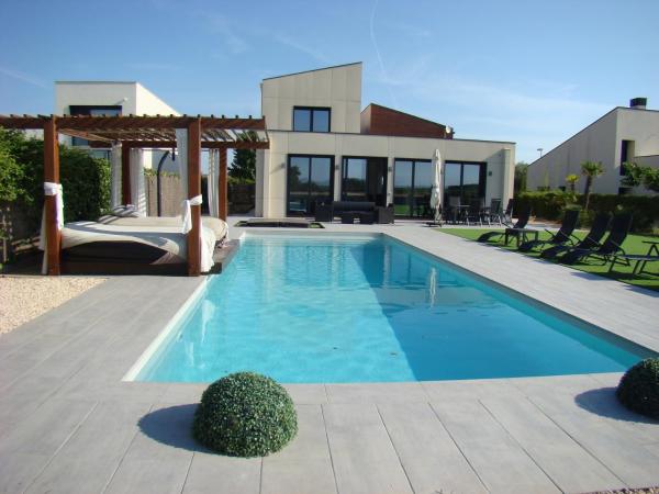 A la foto es mostra l'objecte Villa en el campo cerca de la playa situat a la ciutat de Armentera.