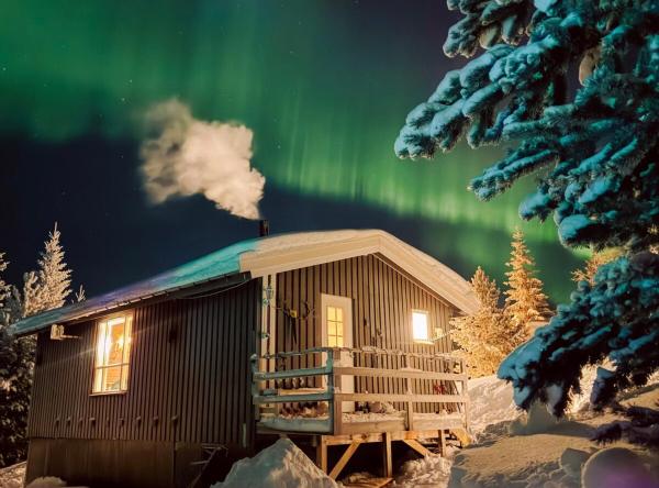 Kuvassa näkyy kohde Koselig eldre hytte, joka sijaitsee kaupungissa Bævkopp.