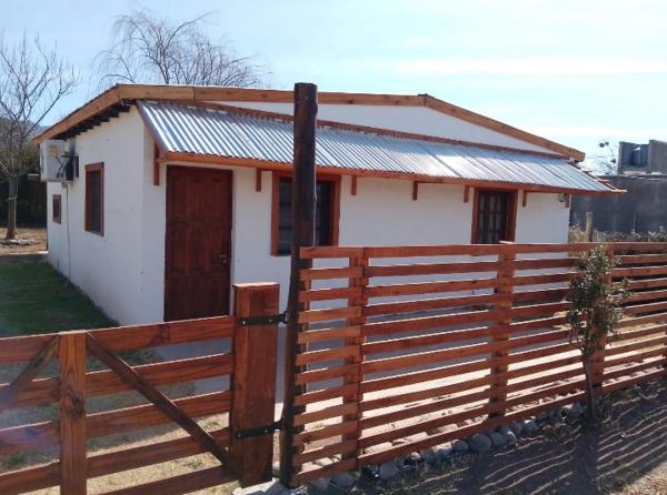 A la foto es mostra l'objecte Casa de Foxie situat a la ciutat de El Chañar.