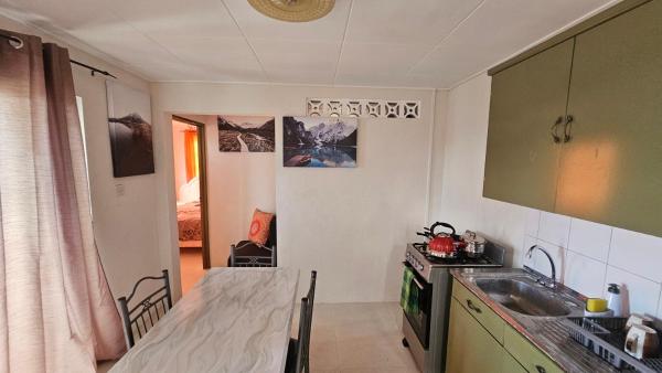 Na fotografii je vidět objekt Cozy 1-Bedroom Apartment Near Botanical Gardens nacházející se ve městě Saint Michael.