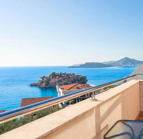 På bildet vises objektet MILA Adriatic sea view apartment, Sveti Stefan som ligger i byen Sveti Stefan.