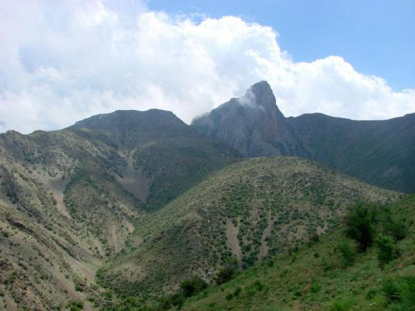 På billedet ses objektet Firdavs guest house beliggende i byen Madzherum.