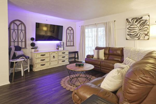 A la foto es mostra l'objecte Ashley's Luxurious Snuggery! situat a la ciutat de Branson.