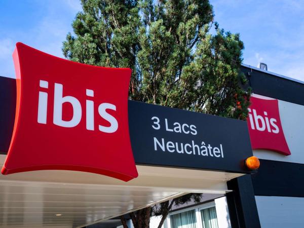 Na zdjęciu widoczny jest obiekt ibis 3 Lacs Neuchâtel położony w mieście Cressier.