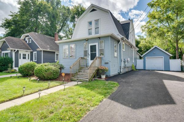 1 Mi To Dtwn Elgin: Dutch Colonial W/ Lovely Patio - Elgin, IL