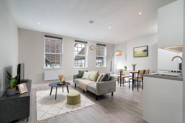 Na foto é possível ver o objeto Stylish apartment in the heart of Kingston Town Centre localizado na cidade de Kingston upon Thames.