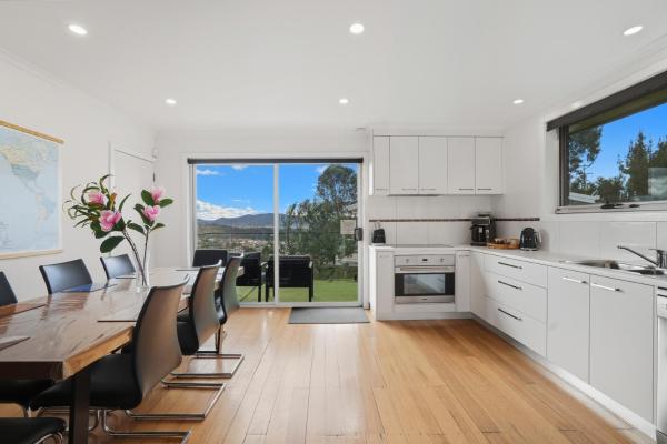 Large House Close To The City Tranquil Setting - Hobart