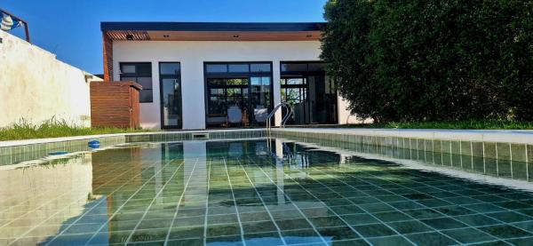 Auf dem Foto ist das Objekt Casa de un ambiente con piscina y quincho in der Stadt Camba Punta zu sehen.