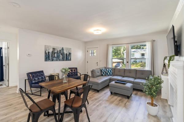 På billedet ses objektet New Home in MidTown- Sleeps 11 For Rent in Atlanta beliggende i byen Atlanta.