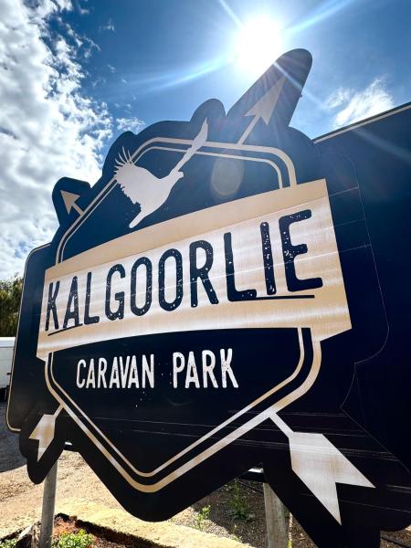A la foto es mostra l'objecte Kalgoorlie Caravan Park situat a la ciutat de Coolgardie.