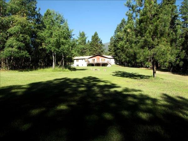 Na zdjęciu widoczny jest obiekt Secluded Cabin Rental with 20 Acres of Private Forest near Missoula, Montana położony w mieście Hamilton.