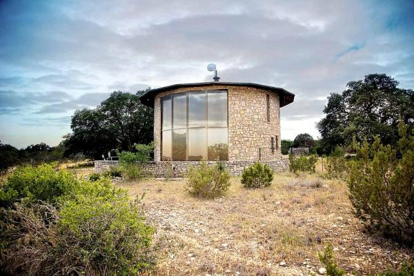 A la foto es mostra l'objecte Unique 360-Degree Views of Texas Hill Country at Circular Stone Cottage Rental situat a la ciutat de Sonora.