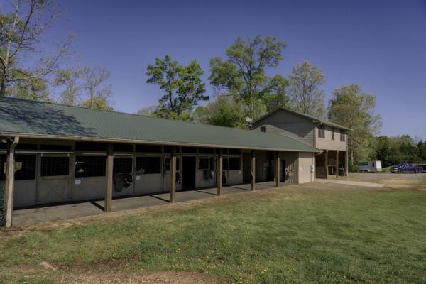 A la foto es mostra l'objecte Amazing Cabin Rental on 22-Acre Horse Farm near Tryon International Equestrian Center, South Carolina situat a la ciutat de Campobello.