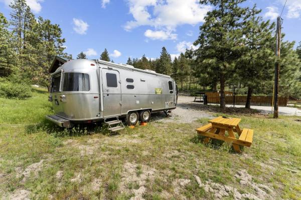 Na fotografii je vidět objekt Fully-Equipped Airstream Rental for Glamping in Chelan, Washington nacházející se ve městě Manson.