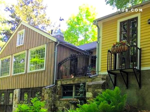 En la foto se muestra el objeto Luxurious Riverfront Cottage with a Hot Tub and a Fireplace near the Twin Lakes, Connecticut ubicado en la ciudad de Millerton.