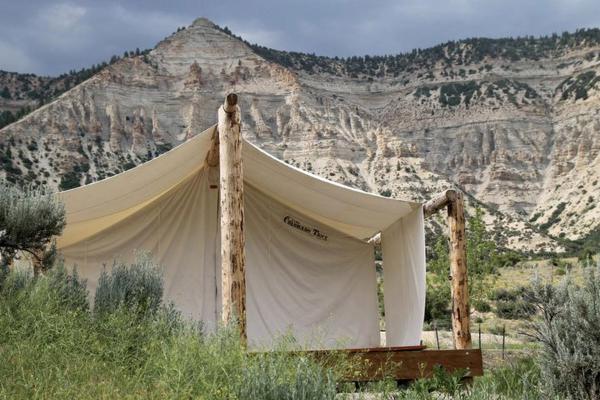 På billedet ses objektet Luxury Safari Tents for Groups Only on Ranch near DeBeque, Colorado beliggende i byen De Beque.