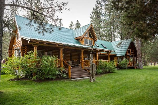 På billedet ses objektet Peaceful Waterfront Log Cabin near Crater Lake National Forest, Oregon beliggende i byen Fort Klamath.