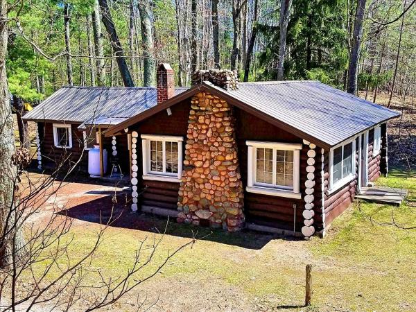A la foto es mostra l'objecte Spacious Family-Friendly Log Cabin with Lake Views near Cadillac, Michigan situat a la ciutat de Brethren.
