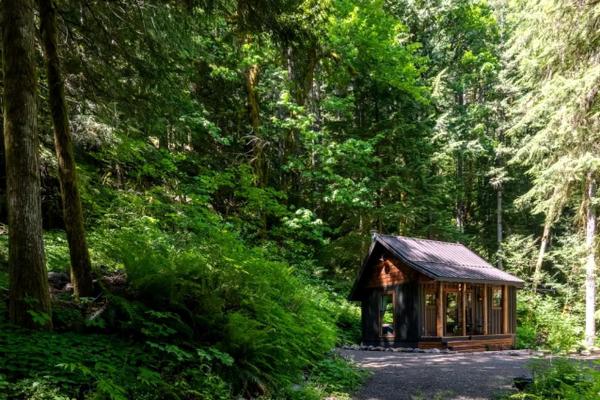 A la foto es mostra l'objecte Unique Cabin Rental Nestled in Four Acres of Forest in Rhododendron, Oregon situat a la ciutat de Faubion.
