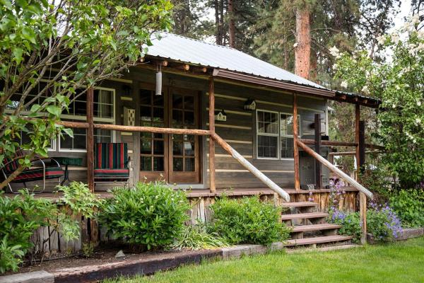 På billedet ses objektet Riverfront Cabin Rental for Four near Crater Lake National Forest, Oregon beliggende i byen Fort Klamath.