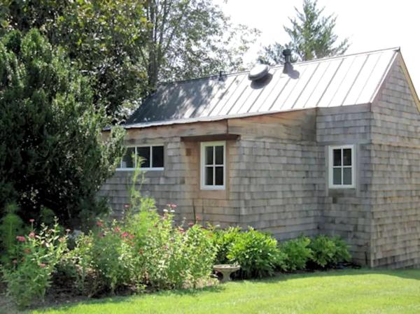 A la foto es mostra l'objecte Bright Cottage for a Couples' Getaway Eight Miles from Charlottesville, Virginia situat a la ciutat de Crozet.