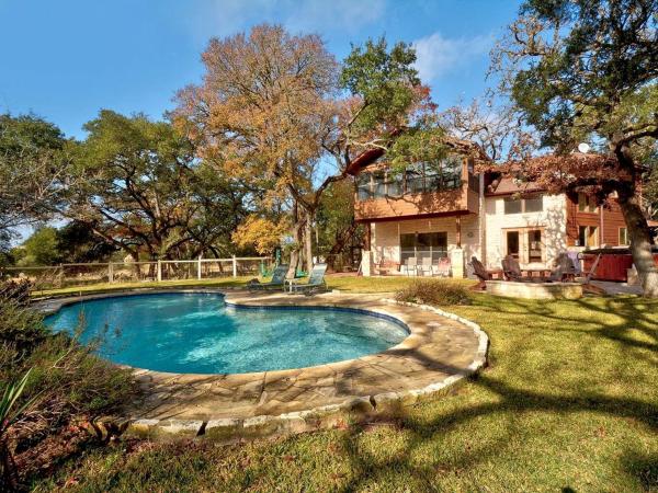 På bildet vises objektet Spacious Yet Private Vacation Rental with Pool and Games Room For the Ultimate Family Getaway in Nature, Driftwood Texas som ligger i byen Driftwood.