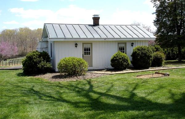 A la foto es mostra l'objecte Pre-Civil War Servants' Cottage on Huge Horse and Cattle Farm near Charlottesville, Virginia situat a la ciutat de Somerset.