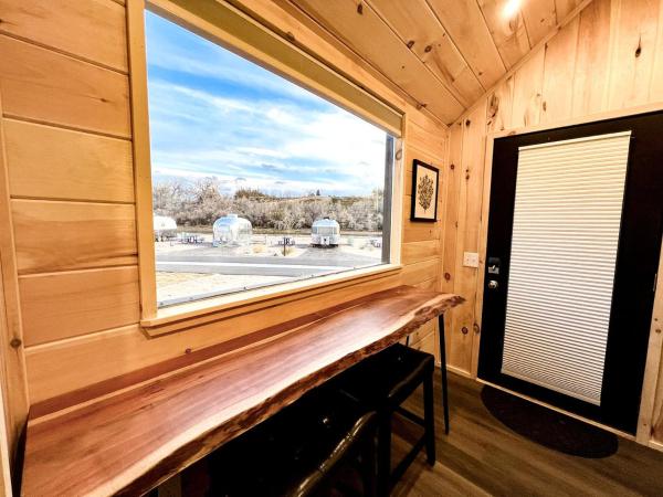 A la foto es mostra l'objecte Rustic Tiny House Glamping in Grand Junction: Authentic Rural Charm in Colorado situat a la ciutat de Grand Junction.