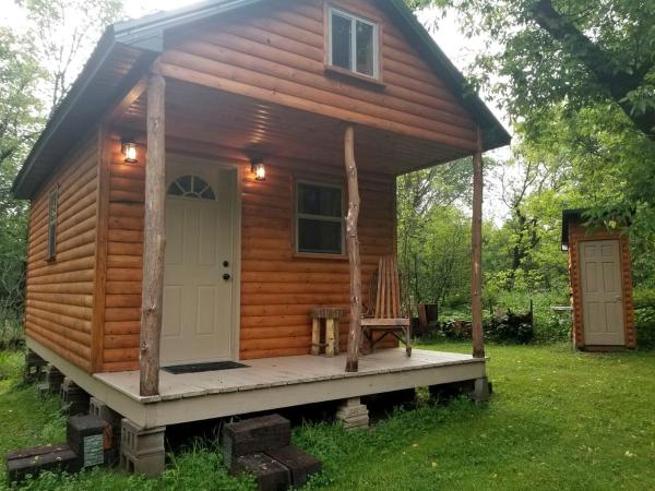 A la foto es mostra l'objecte Cozy Creekside Cabin Rental for a Secluded Weekend Getaway in Wisconsin situat a la ciutat de Sparta.
