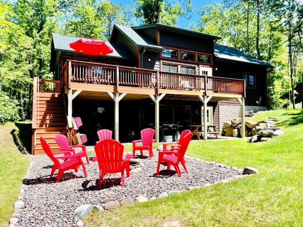 A la foto es mostra l'objecte Cozy Lakefront Retreat with Game Room, Outdoor Living and Dock in Wisconsin situat a la ciutat de Stone Lake.