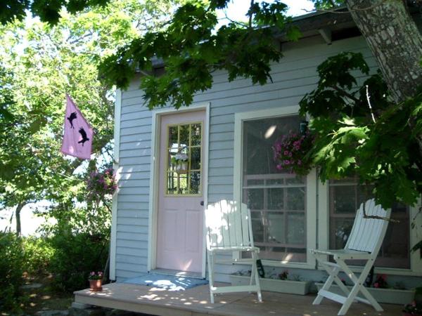 På billedet ses objektet Off-The-Grid Cottage Rental with Beautiful Views on Crow Island, Maine beliggende i byen Sebasco Estates.