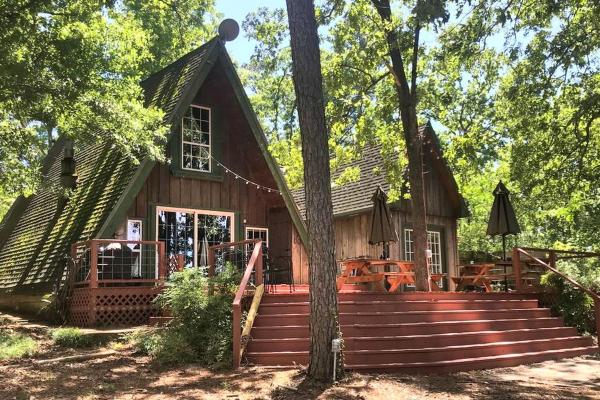 Na fotografii je vidět objekt Rustic 18-Person Cabin Rental on Lake Sam Rayburn for Staycation near Houston nacházející se ve městě Horton.