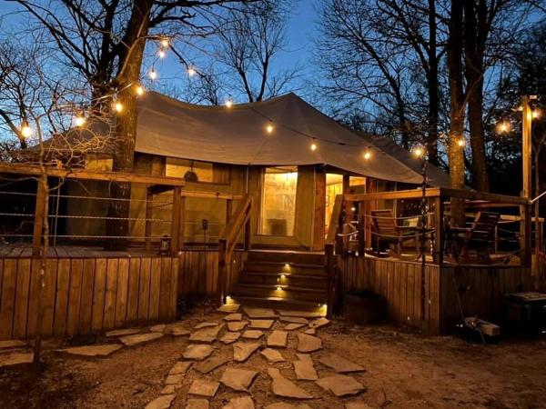 A la foto es mostra l'objecte Unique Four-Person Luxury Tent with a Waterfall near Fort Worth, Texas situat a la ciutat de Buckner.