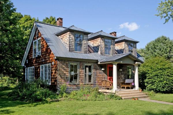 Na foto é possível ver o objeto Gorgeous, Lakefront Vacation Rental in the Charming Town of Wayne in Central Maine localizado na cidade de Wayne.