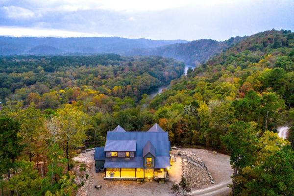 Στη φωτογραφία φαίνεται το αντικείμενο Fully-Equipped Cabin with Breathtaking Mountain Views in Broken Bow, Oklahoma που βρίσκεται στην πόλη Stephens Gap.