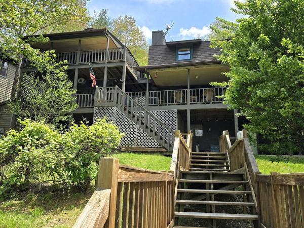 Mountain Lake House In North Carolina - Highlands, NC
