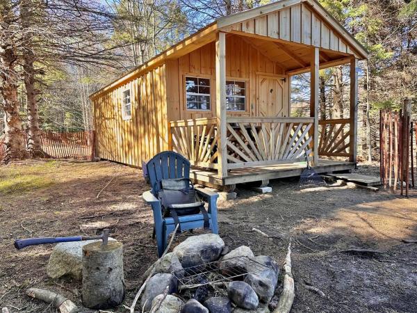 Nella foto è visibile l'oggetto Cozy Off-Grid Cabin with Breathtaking Serene Views for a Peaceful Getaway Surrounded by Nature in Barton, Vermont situato nella città di Westmore.
