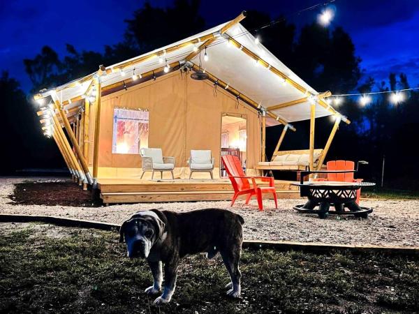 La photo montre l'objet Outstanding Safari Tent with Jacuzzi and and Beautiful Outdoor and Indoor Living in Florida situé dans la ville de Cleveland.