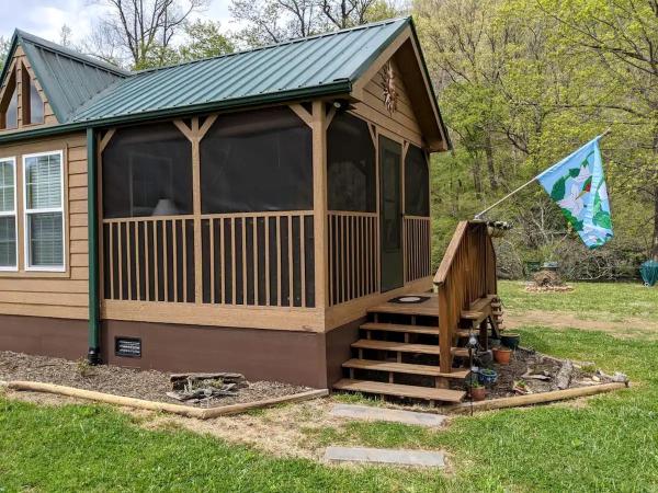A la foto es mostra l'objecte Rustic Cabin Rental near Asheville Perfect for a Weekend Getaway on Tuckasegee River situat a la ciutat de Tuckasegee.