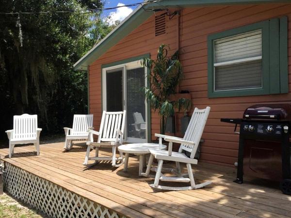 Na fotografii je vidět objekt Cozy Cottage Rental with Lake Views and River Access in Sebastian, Florida nacházející se ve městě Micco.