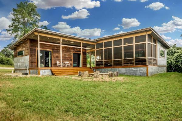 Na fotografii je vidět objekt Artisan Cabin with Beautiful Decor and a Classic Fire Pit near Austin, Texas nacházející se ve městě Utley.