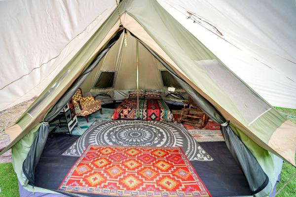 Na zdjęciu widoczny jest obiekt Off-Grid Creekside Tent Ideal for a Glamping Experience in Cosby, Tennessee położony w mieście Cosby.