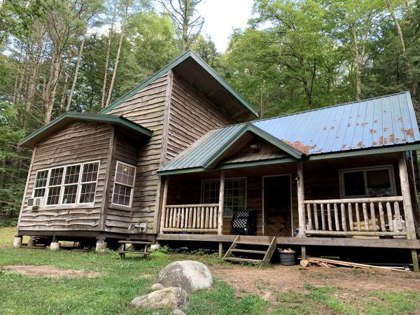 A la foto es mostra l'objecte Spacious Adirondacks Cabin for a Family Getaway in New York State situat a la ciutat de Glenfield.