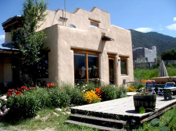Na zdjęciu widoczny jest obiekt Romantic Getaway with Private Hot Tub and Mountain Views near Taos, New Mexico położony w mieście Valdez.