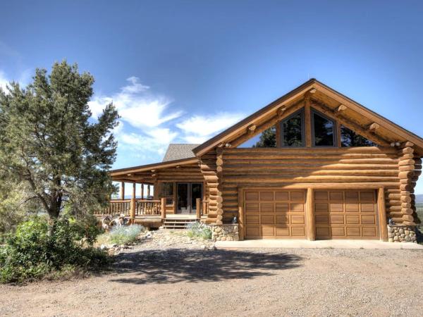 På billedet ses objektet Spacious Log Cabin Rental Perfect for Large Groups in Durango, Colorado beliggende i byen Falfa.