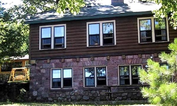 Na zdjęciu widoczny jest obiekt Rustic Two-Story Cabin Rental with Lake Access in Hayward, Wisconsin położony w mieście New Post.